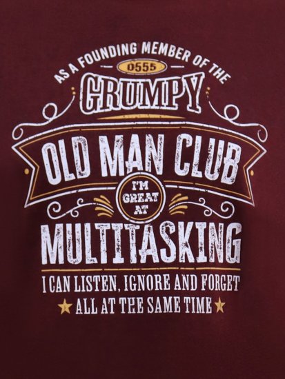 D555 Baldwin Grumpy Old Man Club Print Crew Neck T-shirt Burgundy/ Black Twist - Herren-T-shirts - Herren-T-Shirts in großen Größen
