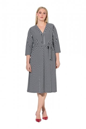 Ulla Popken 848052 Gestreiftes Midikleid mit Bindegürtel Schwarz - Midikleider - Midikleider für Damen in großen Größen