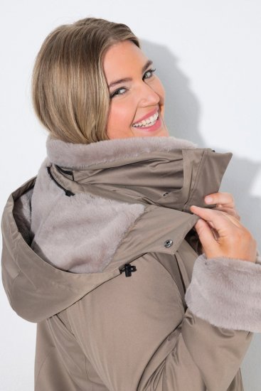 Ulla Popken 850509 Kunstfelljacke Taupe - Jacken - Damenjacken in großen Größen