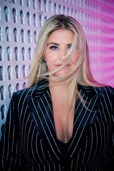 Ulla Popken 855499 Samtblazer mit Strasssteinen Schwarz - Blazer - Blazer in großen Größen für Damen