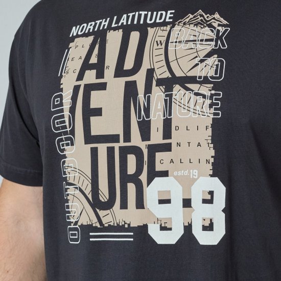 North Latitude Adventure 98 Graphic Tee Schwarz - Herren-T-shirts - Herren-T-Shirts in großen Größen