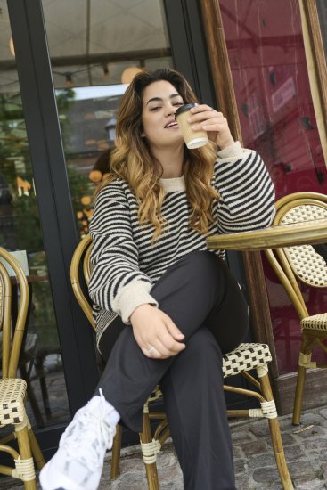 Kaffe Curve Jenna Ausgestellte Leggings Tiefschwarz - Jeans & Hosen in Großen Größen – Plus Size Damenmode - 