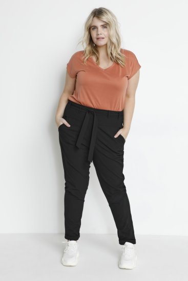 Kaffe Curve Jia Hose mit Gürtel Tiefschwarz - Jeans & Hosen in Großen Größen – Plus Size Damenmode - 